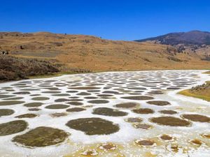Hii.. Ada Danau Bolong-bolong di Kanada