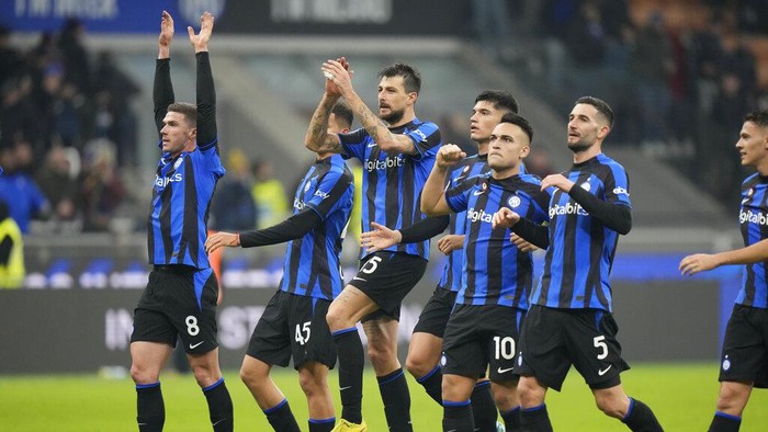 Inter Milans team players celebrate after the Serie A soccer match between Inter Milan and Hellas Verona at the San Siro stadium in Milan, Italy, Saturday, Jan. 14, 2023. (AP Photo/Luca Bruno)