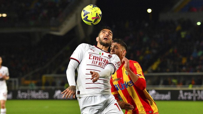 Milans Theo Hernandez, vies for the ball with Lecces Joan Gonzalez during the Serie A soccer match between  US Lecce and AC Milan, in Lecce, Saturday, Jan. 14, 2023.  (Giovanni Evangelista /LaPresse via AP)