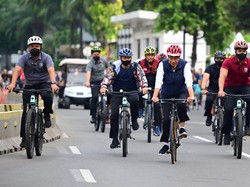 Gaya Jokowi Sepedaan di CFD Bundaran HI, Langsung Diserbu Warga