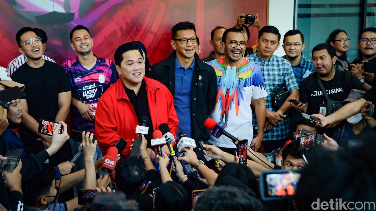 Ilustrasi Erick Thohir (berjaket merah) (Foto: Andhika Prasetia/detikSport)