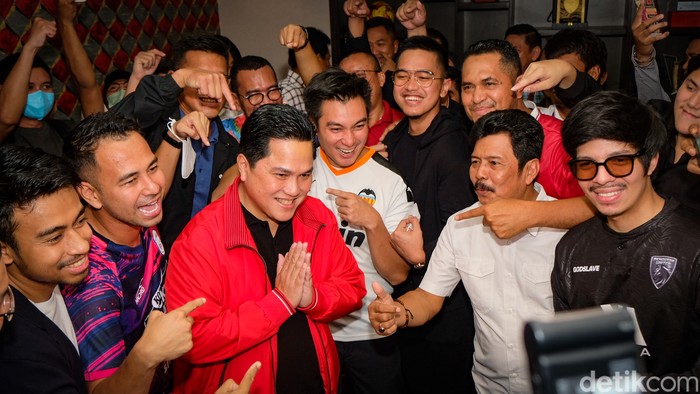 Menteri BUMN Erick Thohir mendaftarkan diri menjadi Ketum PSSI. Sederet figur publik seperti Kaesang Pangarep hingga Raffi Ahmad ikut mendampingi Erick Thohir.