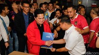 Menteri BUMN Erick Thohir mendaftarkan diri sebagai calon Ketua Umum Persatuan Sepakbola Seluruh Indonesia (PSSI) di GBK Arena, Jakarta, Minggu (15/1/2023).