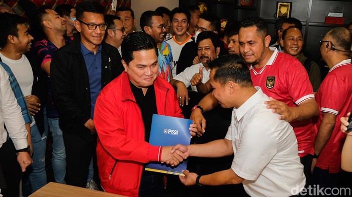 Menteri BUMN Erick Thohir mendaftarkan diri menjadi Ketum PSSI. Sederet figur publik seperti Kaesang Pangarep hingga Raffi Ahmad ikut mendampingi Erick Thohir.