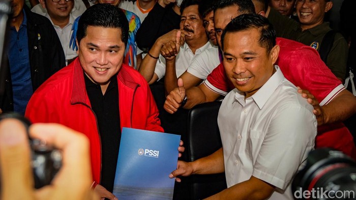 Menteri BUMN Erick Thohir mendaftarkan diri menjadi Ketum PSSI. Sederet figur publik seperti Kaesang Pangarep hingga Raffi Ahmad ikut mendampingi Erick Thohir.