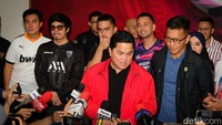 Sederet figur publik yang mendampingi Erick Thohir antara lain putra Presiden Jokowi, Kaesang Pangarep, artis Raffi Ahmad, Atta Halilintar, dan Baim Wong ikut hadir. 