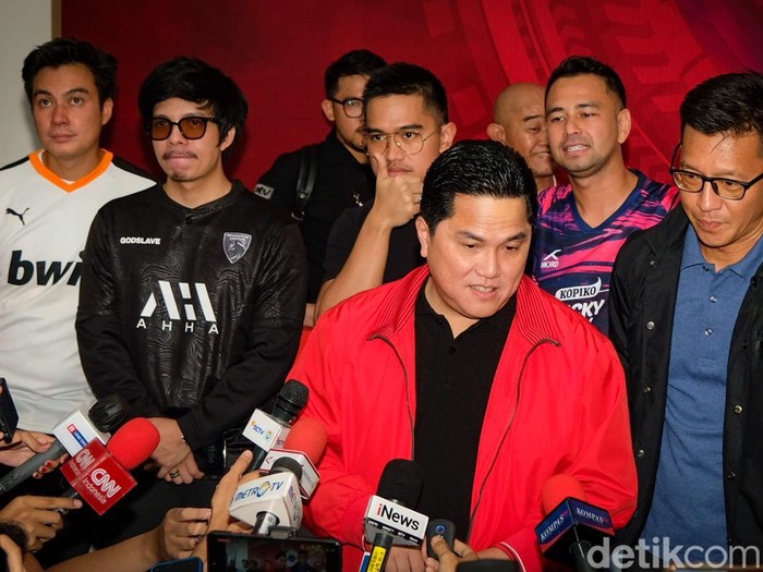 Menteri BUMN Erick Thohir mendaftarkan diri menjadi Ketum PSSI. Sederet figur publik seperti Kaesang Pangarep hingga Raffi Ahmad ikut mendampingi Erick Thohir.