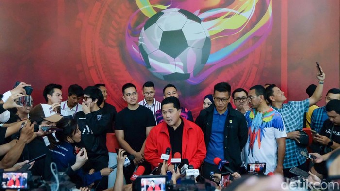 Menteri BUMN Erick Thohir mendaftarkan diri menjadi Ketum PSSI. Sederet figur publik seperti Kaesang Pangarep hingga Raffi Ahmad ikut mendampingi Erick Thohir.