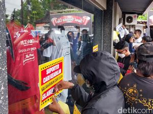 Penampakan Kantor Arema FC yang Disegel Aremania Penampakan Kantor Arema FC yang Disegel Aremania