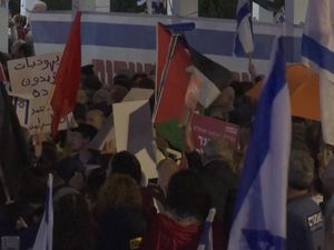 Lautan Warga Israel Desak PM Netanyahu Mundur, Bendera Palestina Berkibar