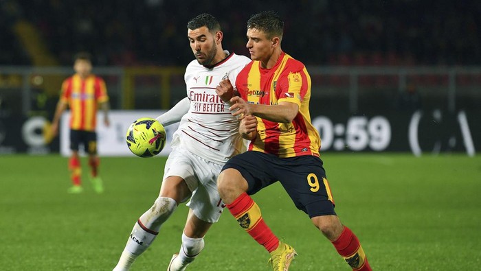 AC Milans Theo Hernandez, left, battles for the ball with Lecces Lorenzo Colombo during the Serie A soccer match between  US Lecce and AC Milan, in Lecce, Saturday, Jan. 14, 2023.  (Giovanni Evangelista /LaPresse via AP)