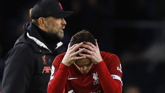 Soccer Football - Premier League - Brighton & Hove Albion v Liverpool - The American Express Community Stadium, Brighton, Britain - January 14, 2023 Liverpool manager Juergen Klopp and Andrew Robertson look dejected after the match Action Images via Reuters/Andrew Couldridge EDITORIAL USE ONLY. No use with unauthorized audio, video, data, fixture lists, club/league logos or live services. Online in-match use limited to 75 images, no video emulation. No use in betting, games or single club /league/player publications.  Please contact your account representative for further details.