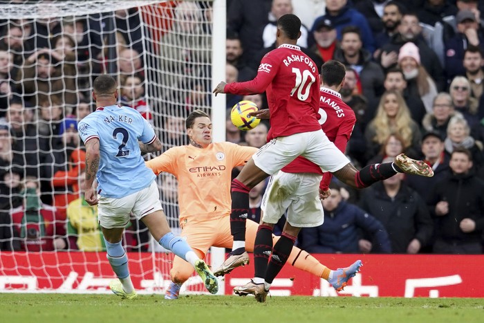 Manchester Uniteds Bruno Fernandes scores his sides first goal during the English Premier League soccer match between Manchester United and Manchester City at Old Trafford in Manchester, England, Saturday, Jan. 14, 2023. (AP Photo/Dave Thompson)