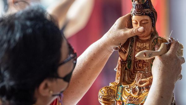 Melihat Tradisi Bersihkan Patung Dewa Jelang Perayaan Imlek di Sumsel