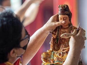 Melihat Tradisi Bersihkan Patung Dewa Jelang Perayaan Imlek di Sumsel