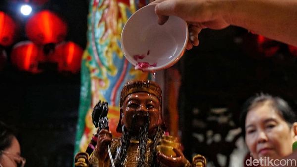 Melihat Tradisi Memandikan Rupang Dewa di Kelenteng Cokro Sebelum Imlek