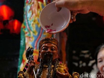 Melihat Tradisi Memandikan Rupang Dewa di Kelenteng Cokro Sebelum Imlek
