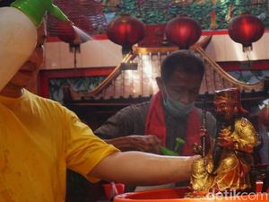 Kelenteng Cokro Surabaya Mandikan Rupang Dewa Jelang Imlek Kelenteng Cokro Surabaya Mandikan Rupang Dewa Jelang Imlek