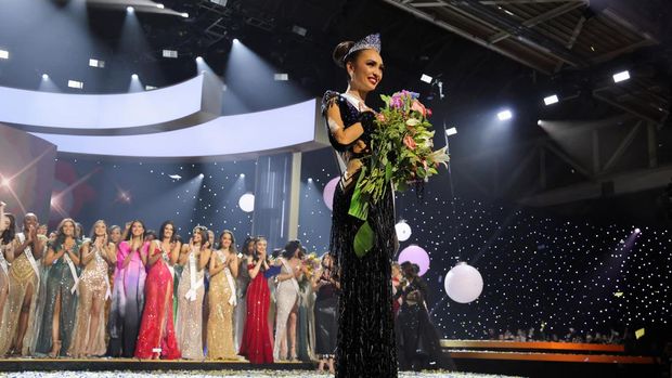 Miss USA R'Bonney Gabriel dinobatkan di kontes Miss Universe di New Orleans pada (14/1/2023). (REUTERS/JONATHAN BACHMAN)