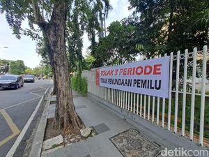 Spanduk Tolak Perpanjangan Jabatan Presiden Terpampang di Musra XIII Jatim Spanduk Tolak Perpanjangan Jabatan Presiden Terpampang di Musra XIII Jatim
