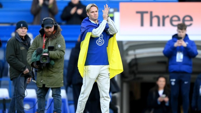 LONDON, ENGLAND - JANUARY 15: New Chelsea FC signing, Mykhaylo Mudryk applauds while being introduced to the fans on the pitch at half time during the Premier League match between Chelsea FC and Crystal Palace at Stamford Bridge on January 15, 2023 in London, England. (Photo by Justin Setterfield/Getty Images)