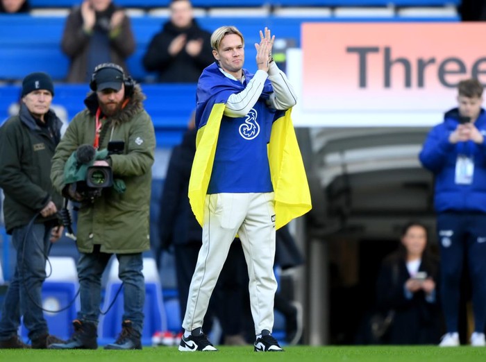 LONDON, ENGLAND - JANUARY 15: New Chelsea FC signing, Mykhaylo Mudryk applauds while being introduced to the fans on the pitch at half time during the Premier League match between Chelsea FC and Crystal Palace at Stamford Bridge on January 15, 2023 in London, England. (Photo by Justin Setterfield/Getty Images)