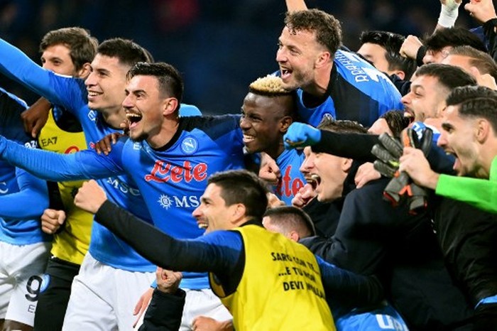 Napolis players celebrate after winning the Italian Serie A football match between Napoli and Juventus at the Diego-Maradona stadium in Naples on January 13, 2023. (Photo by Alberto PIZZOLI / AFP)