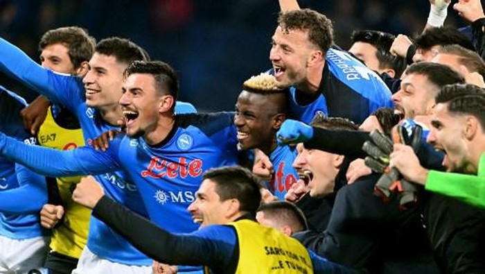 Napolis players celebrate after winning the Italian Serie A football match between Napoli and Juventus at the Diego-Maradona stadium in Naples on January 13, 2023. (Photo by Alberto PIZZOLI / AFP)
