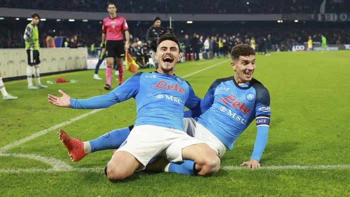 Napolis Giovanni Di Lorenzo, right, and Eljif Elmas celebrate during the Serie A soccer match between SSC Napoli and Juventus FC at the Diego Armando Maradona stadium in Naples, Italy, Friday, Jan. 13, 2023. (Alessandro Garofalo/LaPresse via AP)
