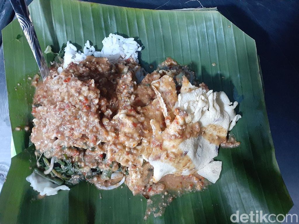 Nasi Pecel Mbok Sador, Kuliner Malam Enak dan Murah di Semarang