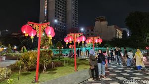Gemerlap Warna-warni Ornamen Imlek Hiasi Jalanan Kota Pahlawan