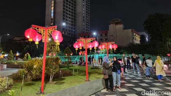 Gemerlap Warna-warni Ornamen Imlek Hiasi Jalanan Kota Pahlawan