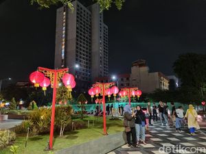 Gemerlap Warna-warni Ornamen Imlek Hiasi Jalanan Kota Pahlawan Gemerlap Warna-warni Ornamen Imlek Hiasi Jalanan Kota Pahlawan