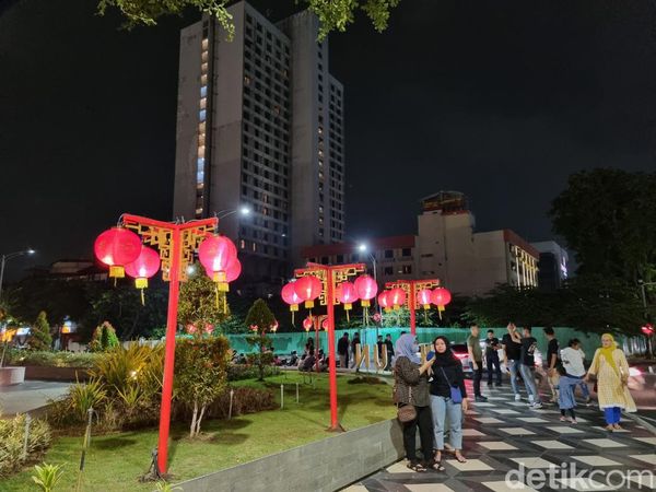 Gemerlap Warna-warni Ornamen Imlek Hiasi Jalanan Kota Pahlawan