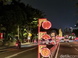 Berbagai Ornamen Imlek Bercahaya Bikin Jalanan Surabaya Makin Gemerlap
