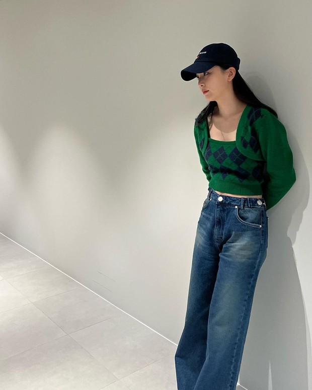 Outfit dengan celana jeans ala Seulgi Red Velvet. Foto: Instagram.com/hi_sseulgi