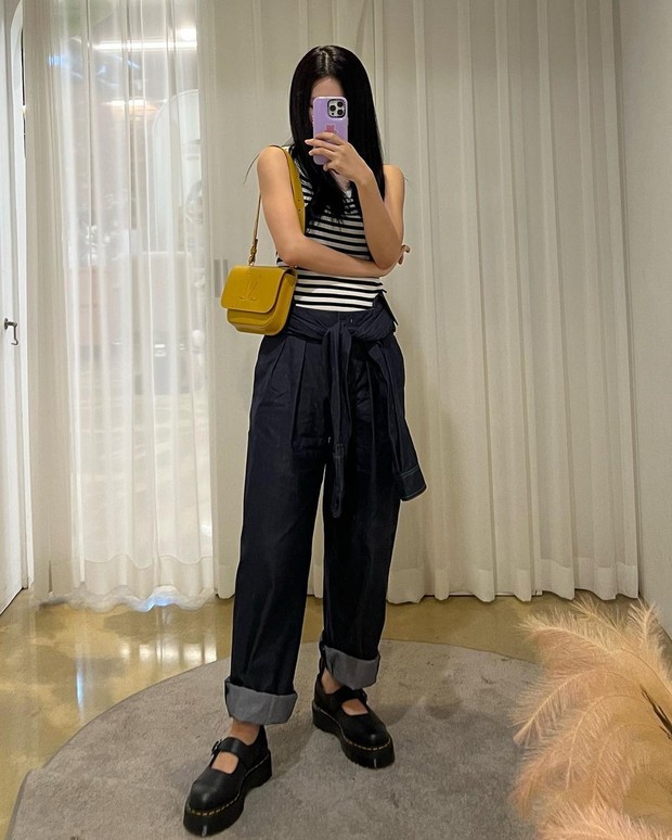 Outfit dengan celana jeans ala Seulgi Red Velvet. Foto: Instagram.com/hi_sseulgi