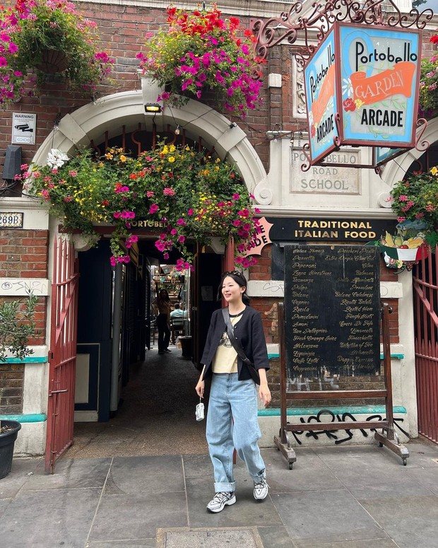 Outfit dengan celana jeans ala Seulgi Red Velvet. Foto: Instagram.com/hi_sseulgi