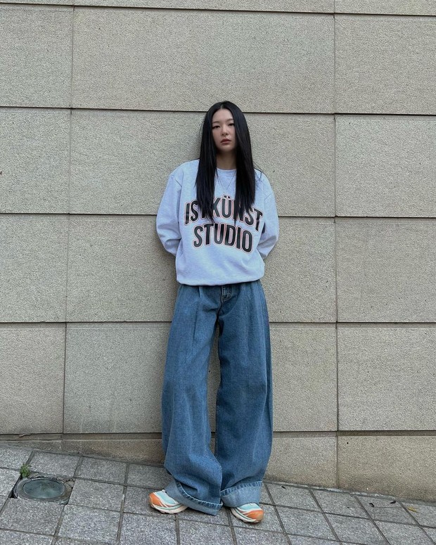 Outfit dengan celana jeans ala Seulgi Red Velvet. Foto: Instagram.com/hi_sseulgi