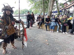 Kala Pria Tasik Berpakaian Nyentrik Khas Petualang Sunda