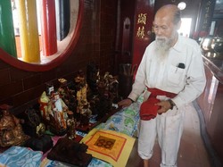 Melihat Tradisi Memandikan Rupang di Vihara Dharmayana Kuta Jelang Imlek