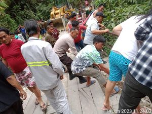 Detik-detik Angkot Terperosok ke Jurang Sedalam 40 Meter di Simalungun