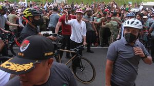 Potret Jokowi Menyapa Warga Saat Bersepeda di CFD