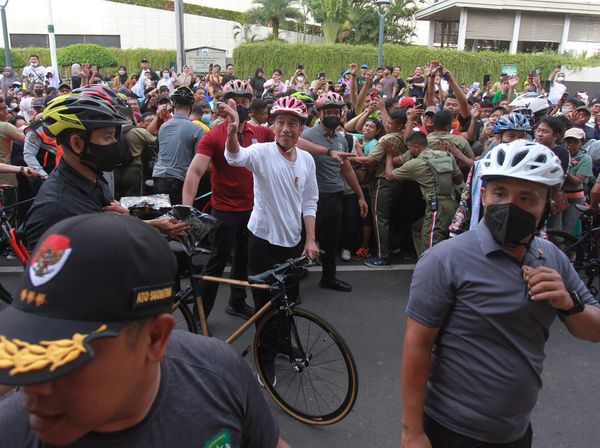 Potret Jokowi Menyapa Warga Saat Bersepeda di CFD