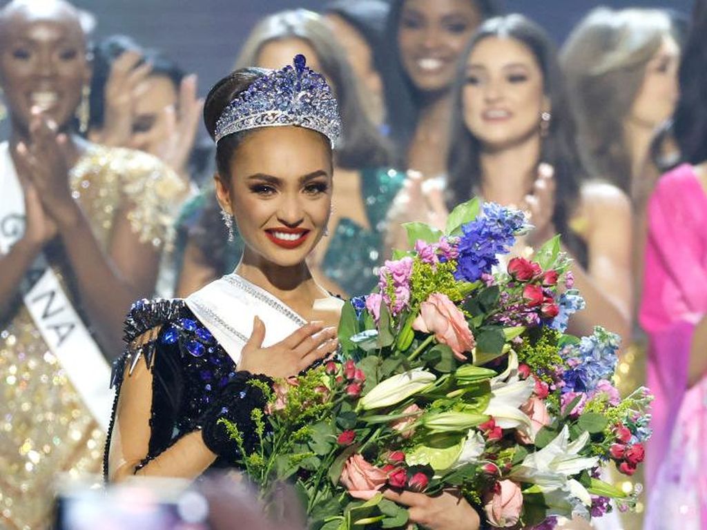 Foto: Miss Universe 2022 RBonney Gabriel, Desainer Fashion Keturunan Filipina