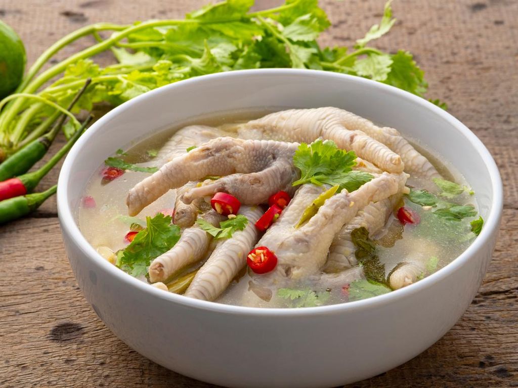 Resep Sup Ceker Ayam Asam Segar yang Cocok untuk Makan Siang