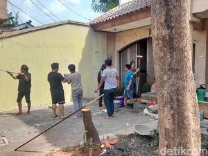 Kondisi Terkini Rumah Bu Eny: Dicat dan Instalasi Air Akan Diperbaiki Kondisi Terkini Rumah Bu Eny: Dicat dan Instalasi Air Akan Diperbaiki