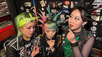 Viral! Band Punk Korea Rumkicks Makan Pecel Lele di Pinggir Jalan
