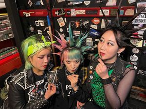 Viral! Band Punk Korea Rumkicks Makan Pecel Lele di Pinggir Jalan Viral! Band Punk Korea Rumkicks Makan Pecel Lele di Pinggir Jalan