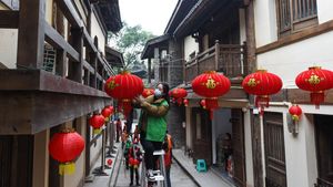 Sambut Imlek, Rumah-rumah di China Mulai Dipasang Lampion